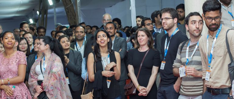 Conectados por el mundo: personas reunidas en la conferencia