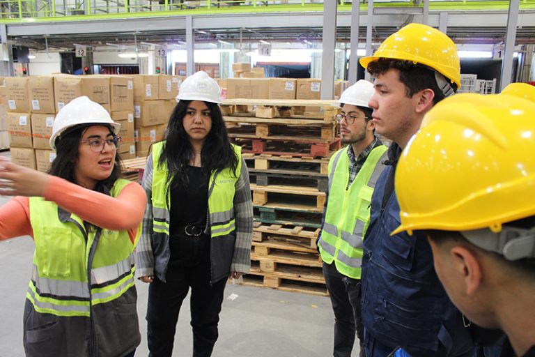 Estudiantes hacen preguntas en el centro de distribución de Falabella