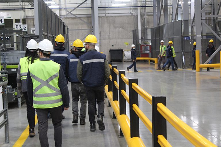 Estudiantes recorren el centro de distribución de Falabella