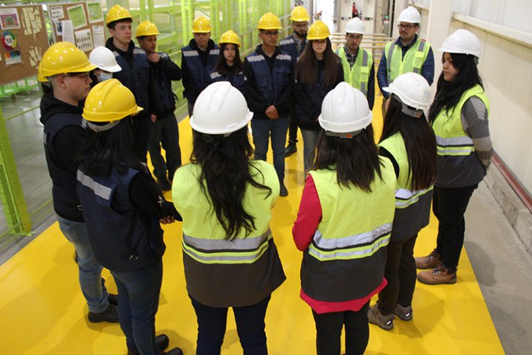 Estudiantes reunidos en el centro de distribución de Falabella gracias a piloto de Conecta Logística