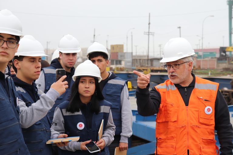 Iniciativa Acercamiento Temprano: profesional guía a los estudiantes